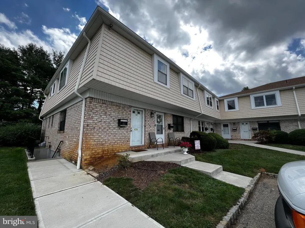 211 SILVER COURT Hamilton, NJ 08690