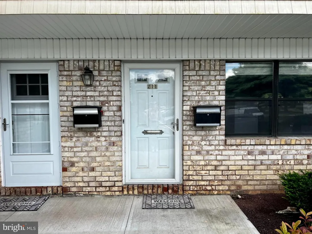 211 SILVER COURT Hamilton, NJ 08690
