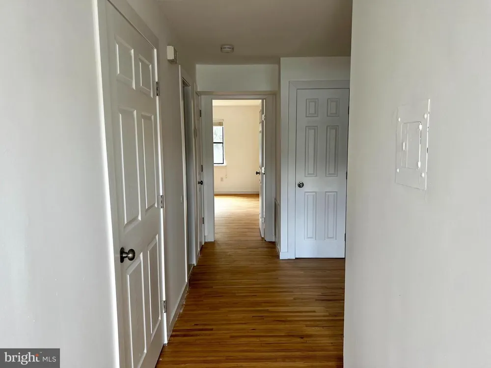 211 SILVER COURT Hamilton, NJ 08690