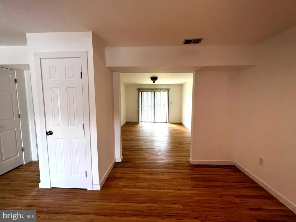 211 SILVER COURT Hamilton, NJ 08690