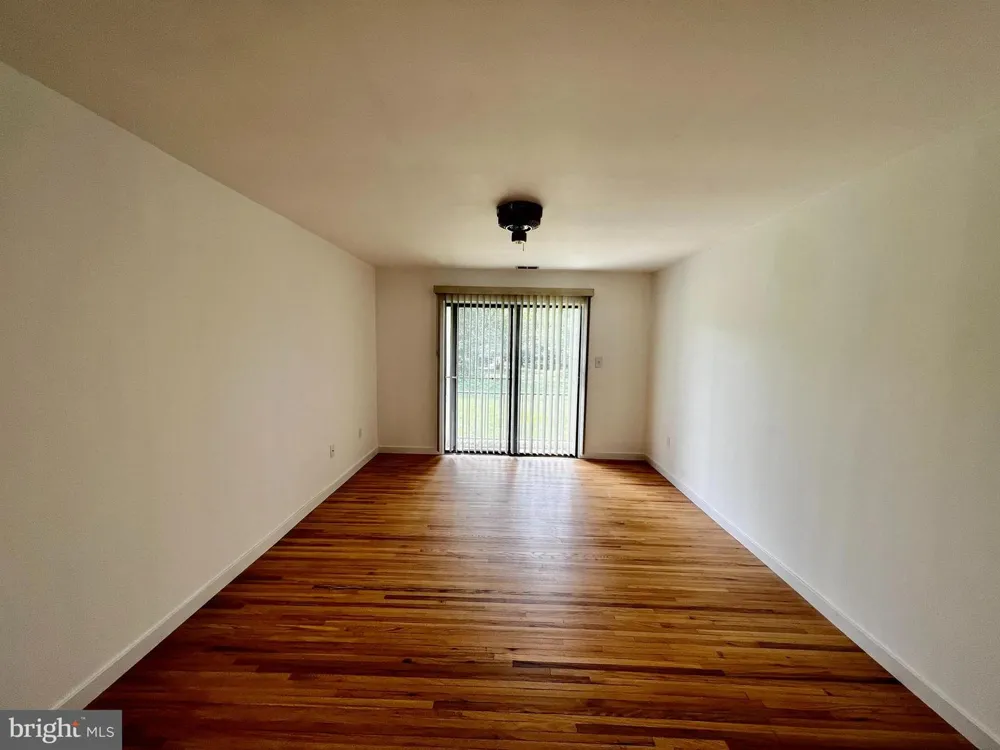 211 SILVER COURT Hamilton, NJ 08690
