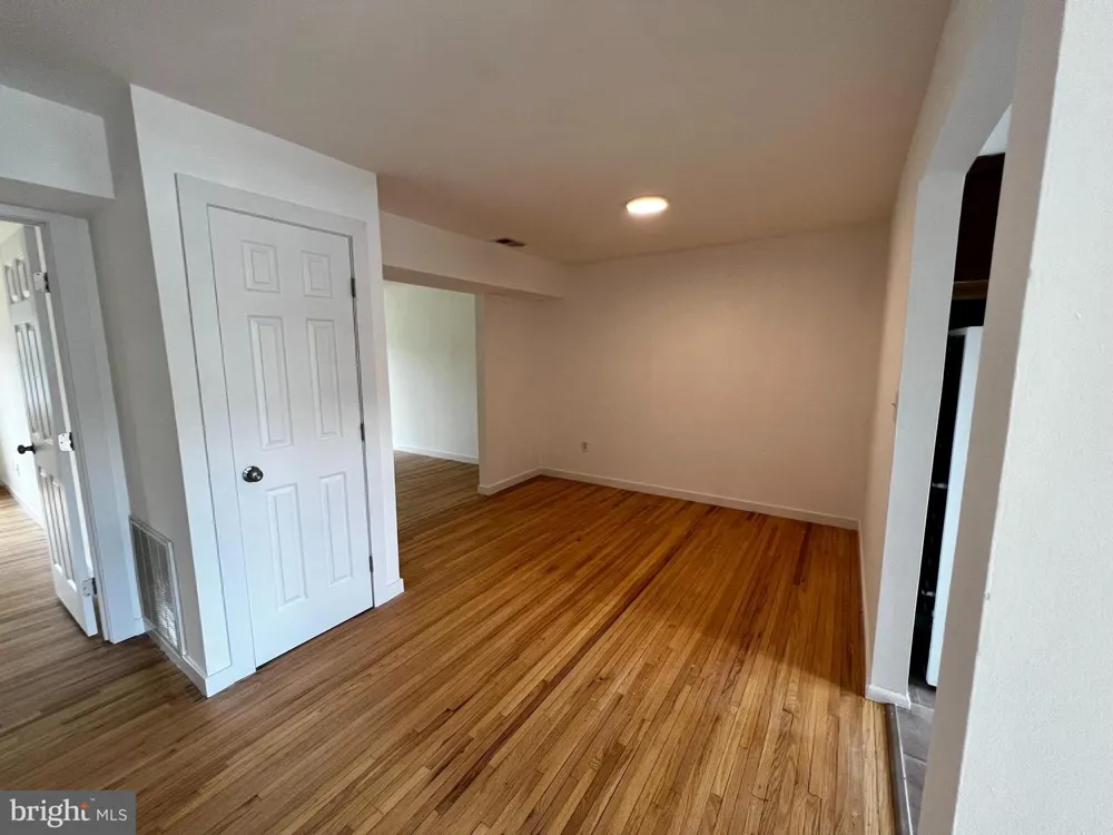 211 SILVER COURT Hamilton, NJ 08690