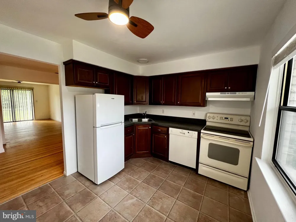 211 SILVER COURT Hamilton, NJ 08690