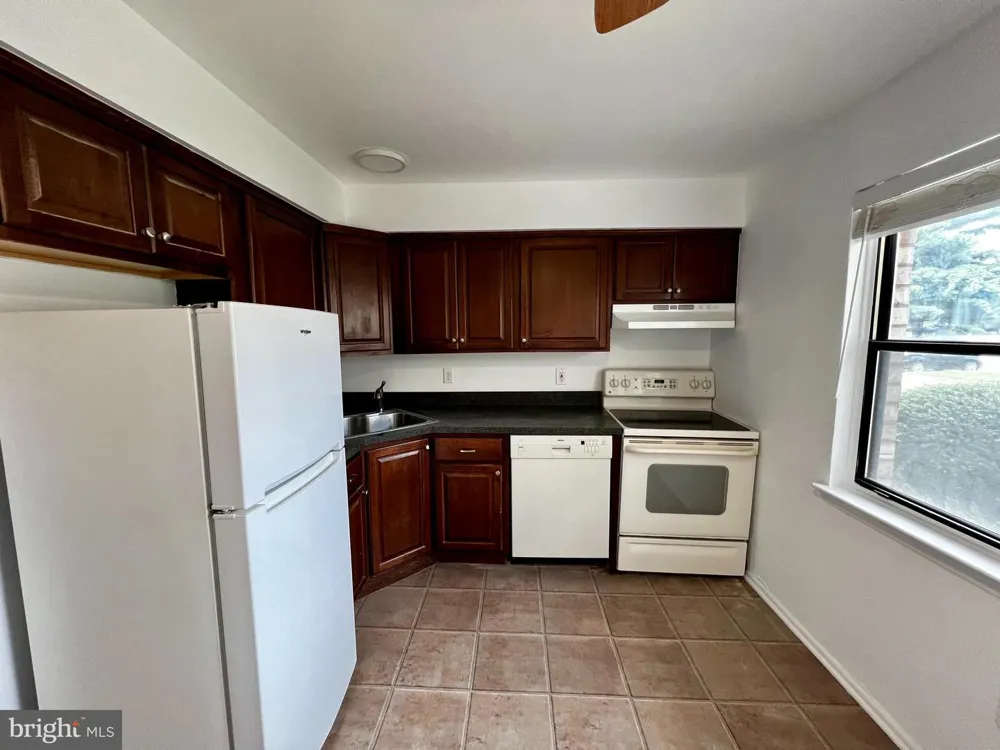 211 SILVER COURT Hamilton, NJ 08690
