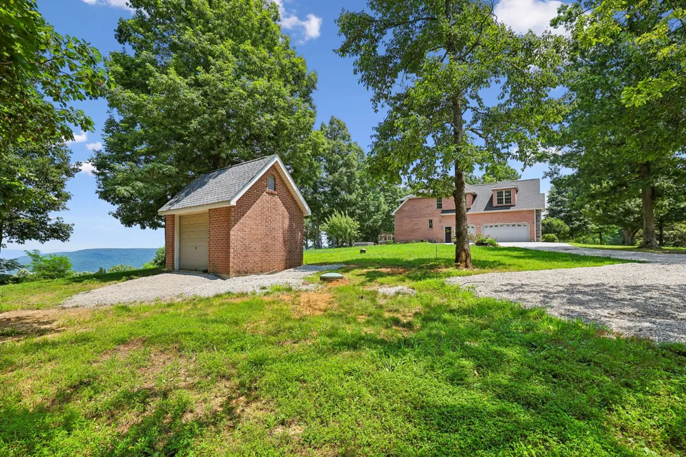 231 Point Dr Belvidere, TN 37306