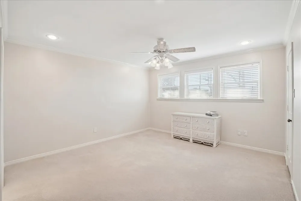 604 S Hampton Road Oak Leaf, TX 75154