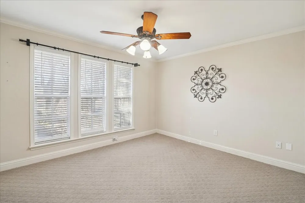 604 S Hampton Road Oak Leaf, TX 75154