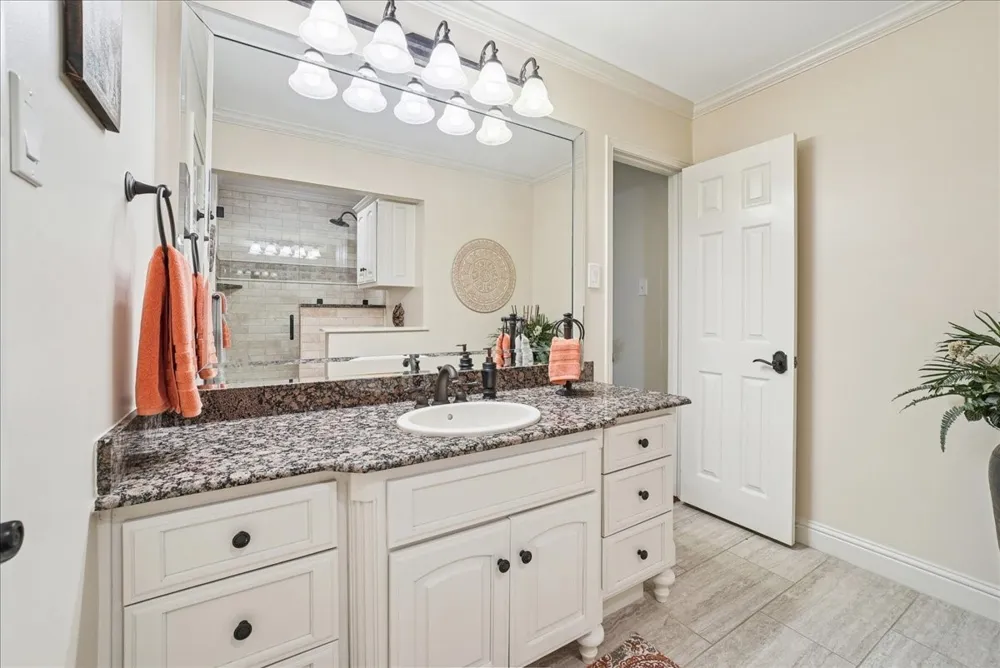 604 S Hampton Road Oak Leaf, TX 75154