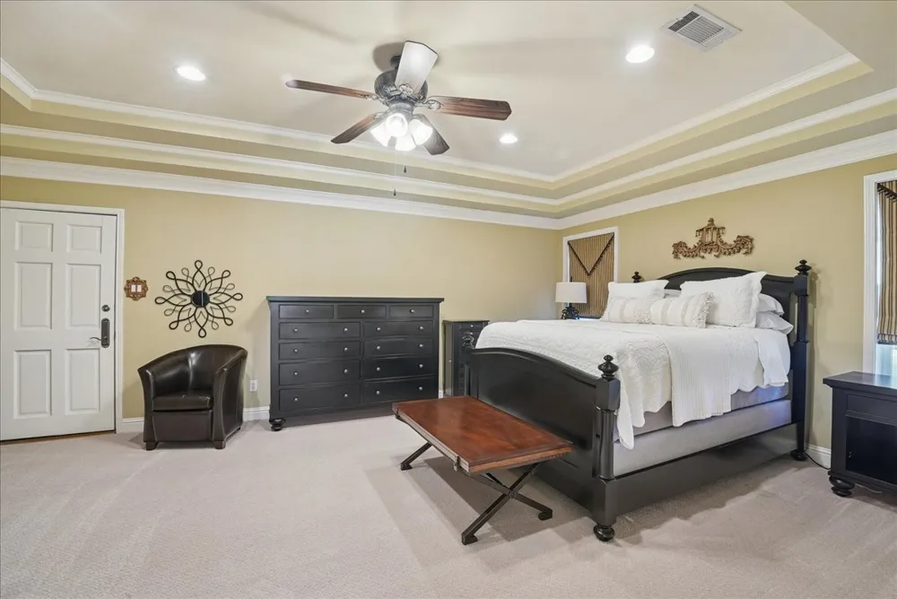 604 S Hampton Road Oak Leaf, TX 75154