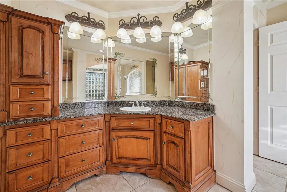 604 S Hampton Road Oak Leaf, TX 75154