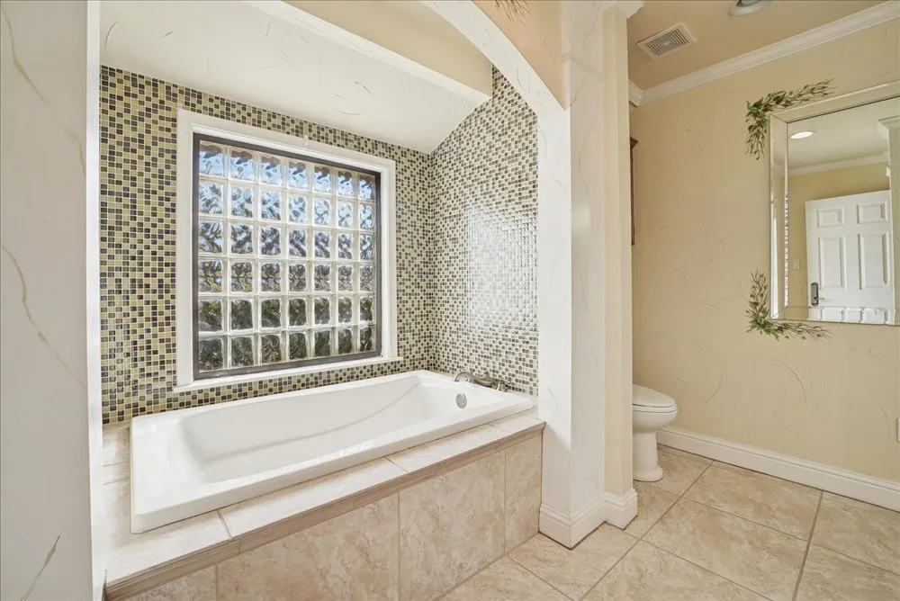 604 S Hampton Road Oak Leaf, TX 75154