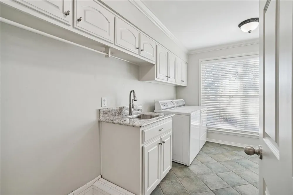 604 S Hampton Road Oak Leaf, TX 75154