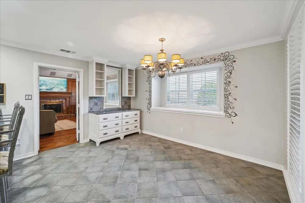 604 S Hampton Road Oak Leaf, TX 75154
