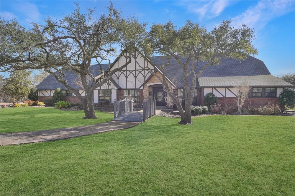 604 S Hampton Road Oak Leaf, TX 75154