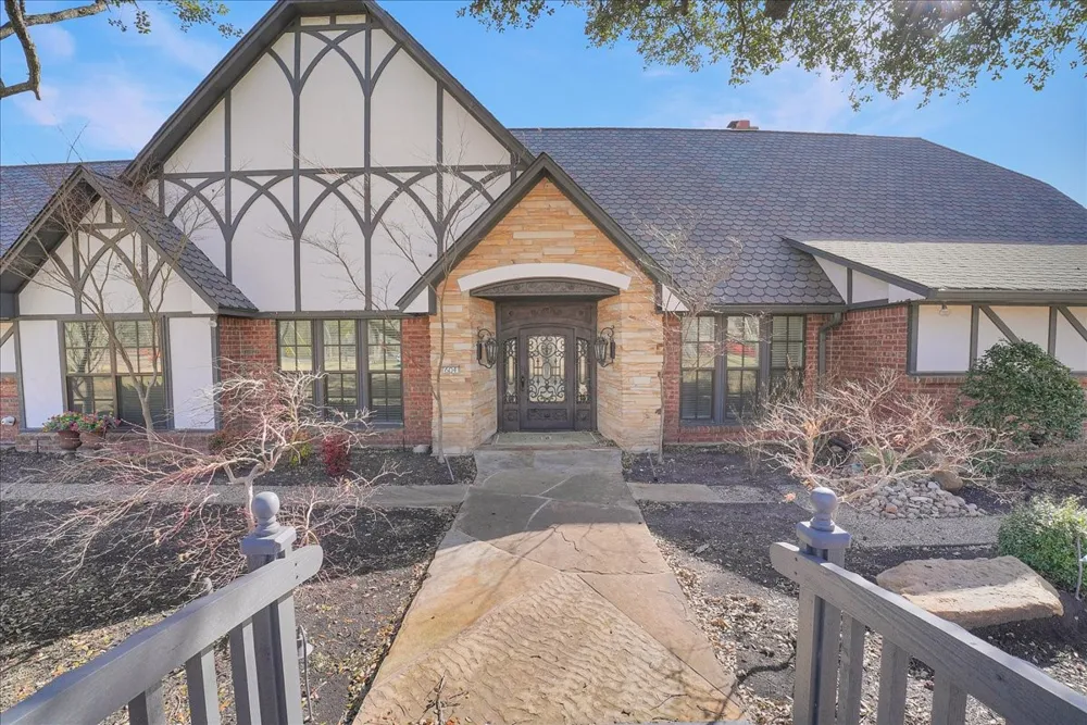 604 S Hampton Road Oak Leaf, TX 75154