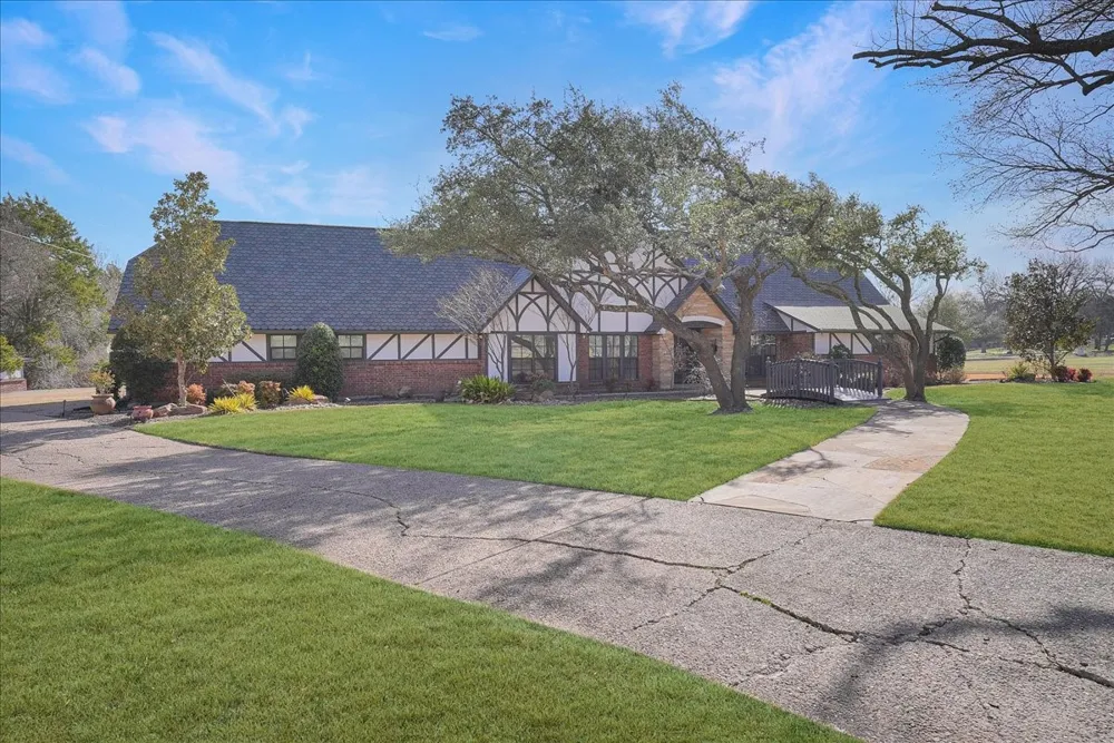 604 S Hampton Road Oak Leaf, TX 75154