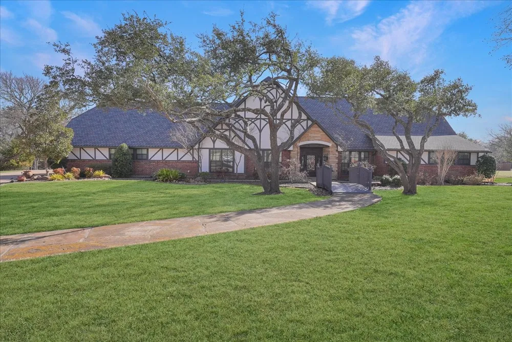 604 S Hampton Road Oak Leaf, TX 75154