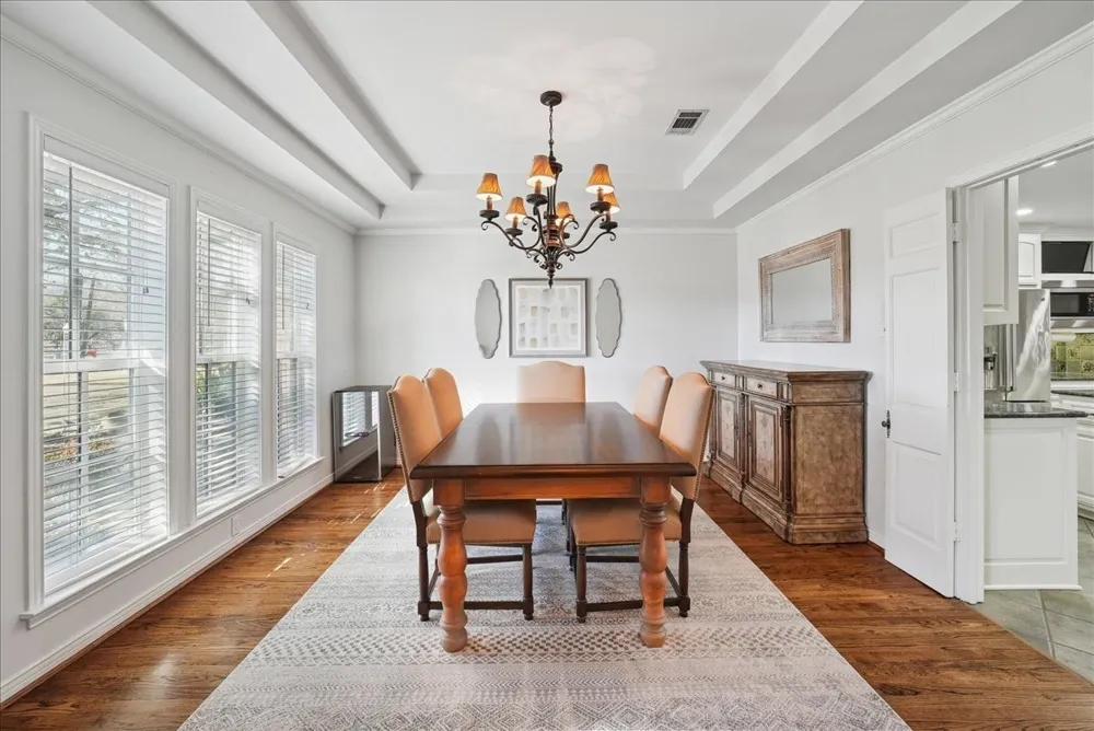 604 S Hampton Road Oak Leaf, TX 75154