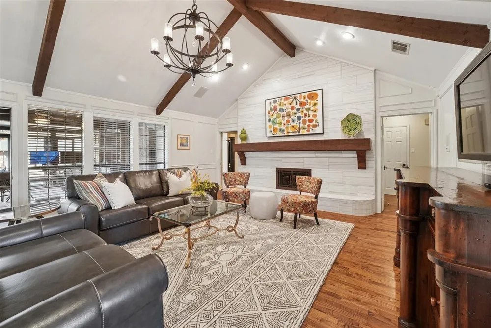 604 S Hampton Road Oak Leaf, TX 75154
