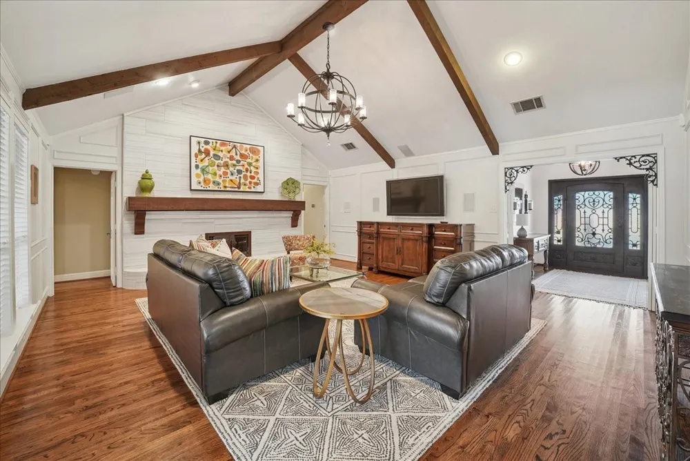 604 S Hampton Road Oak Leaf, TX 75154