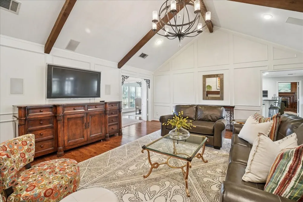 604 S Hampton Road Oak Leaf, TX 75154