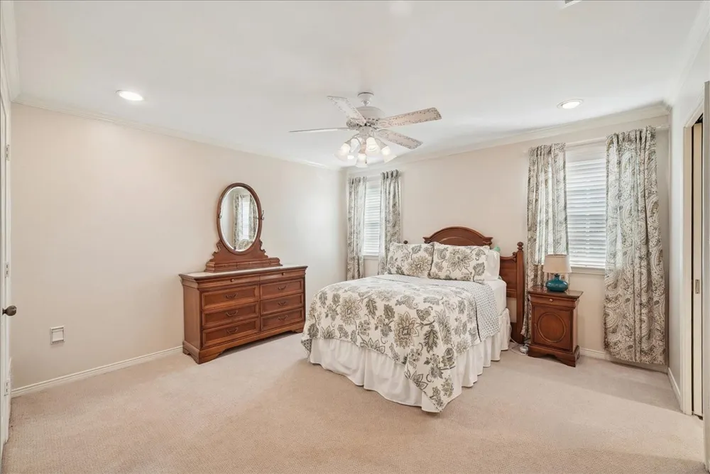 604 S Hampton Road Oak Leaf, TX 75154