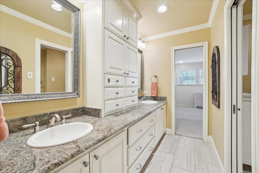 604 S Hampton Road Oak Leaf, TX 75154