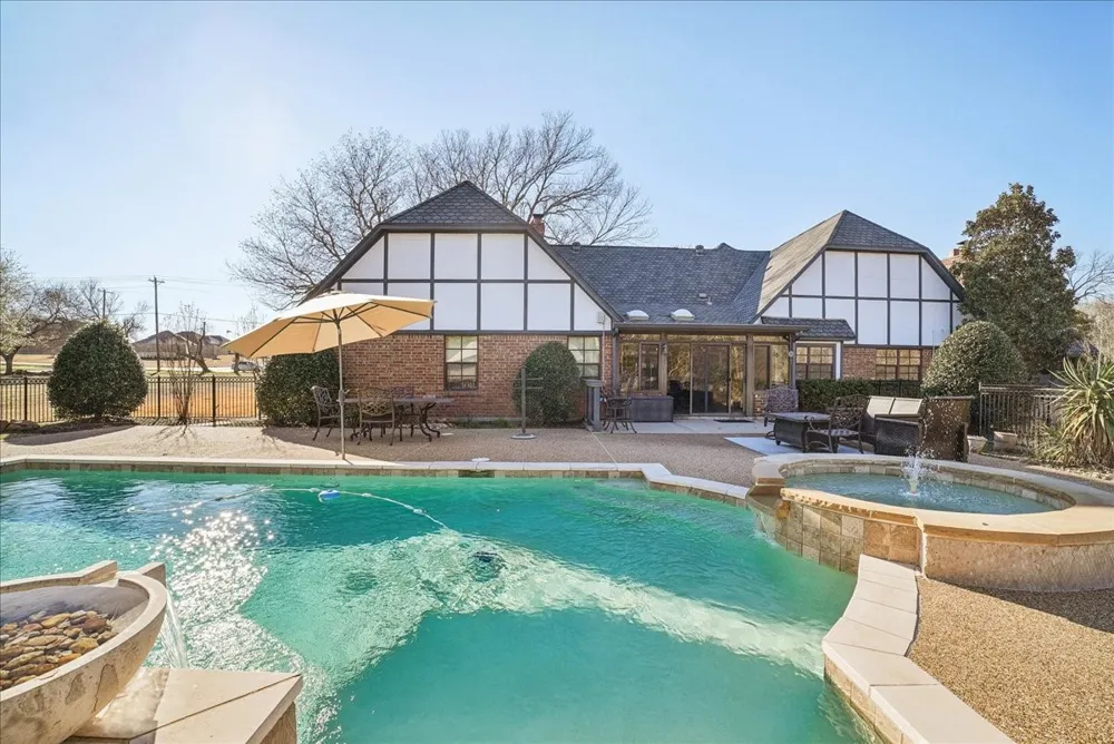 604 S Hampton Road Oak Leaf, TX 75154