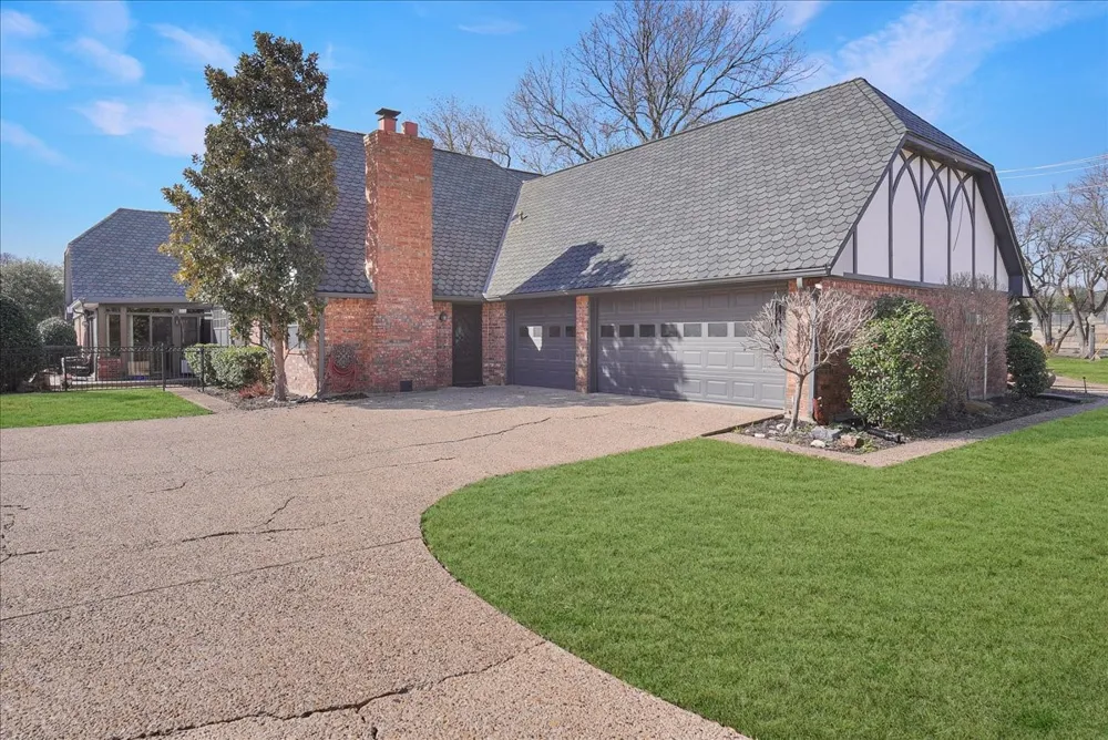 604 S Hampton Road Oak Leaf, TX 75154