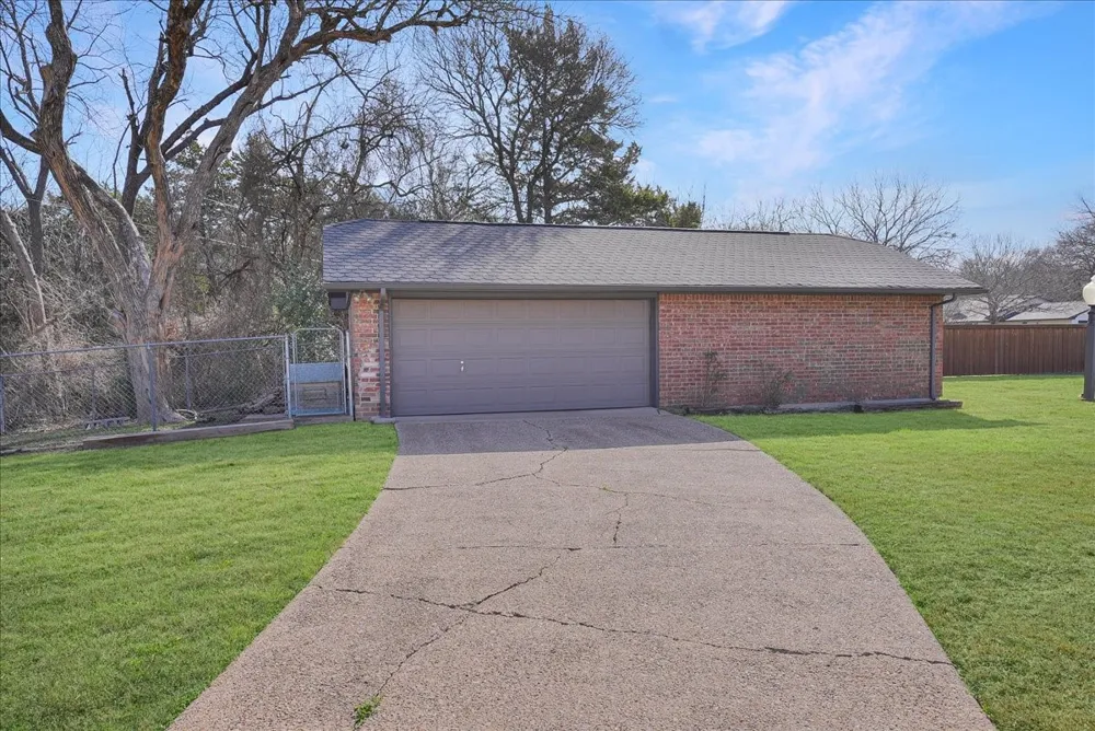 604 S Hampton Road Oak Leaf, TX 75154