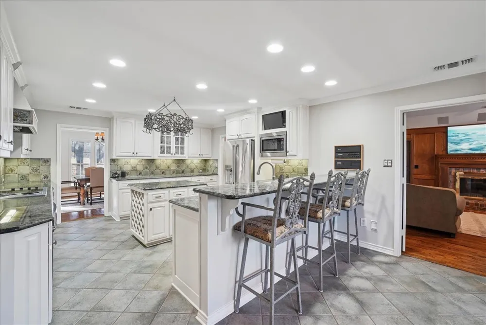 604 S Hampton Road Oak Leaf, TX 75154