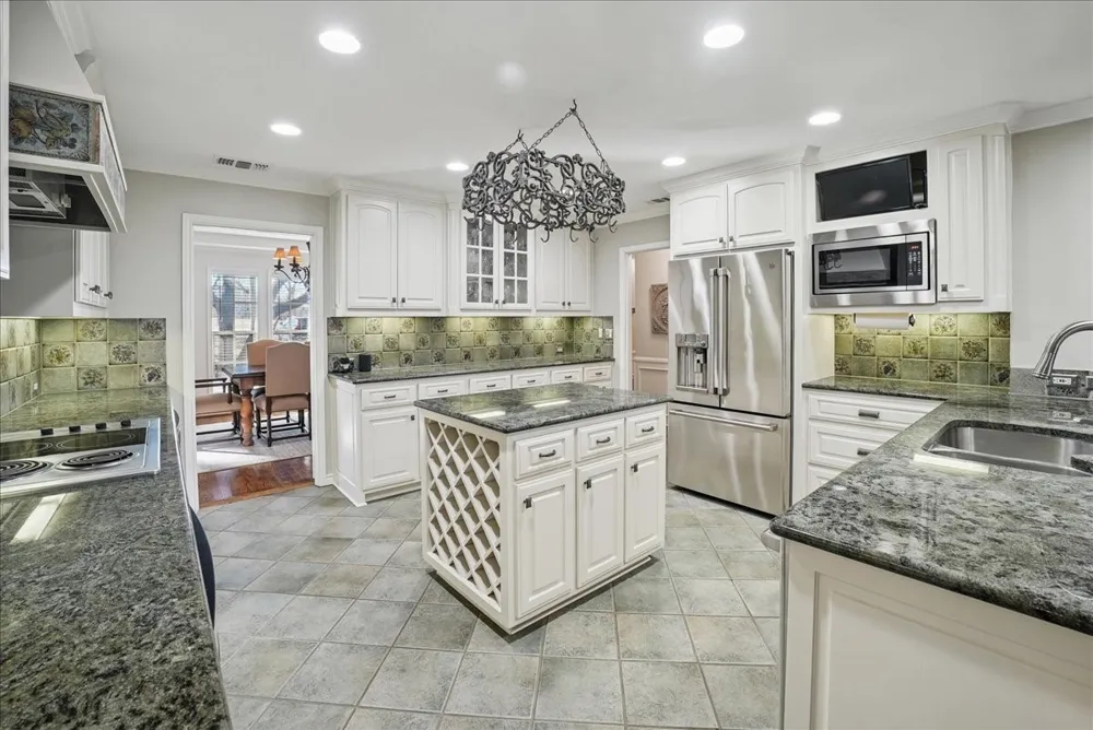 604 S Hampton Road Oak Leaf, TX 75154
