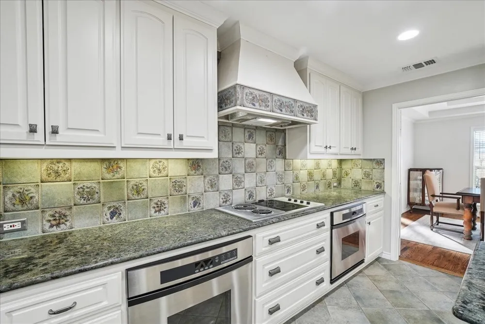604 S Hampton Road Oak Leaf, TX 75154