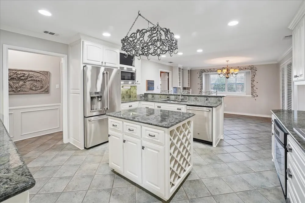 604 S Hampton Road Oak Leaf, TX 75154