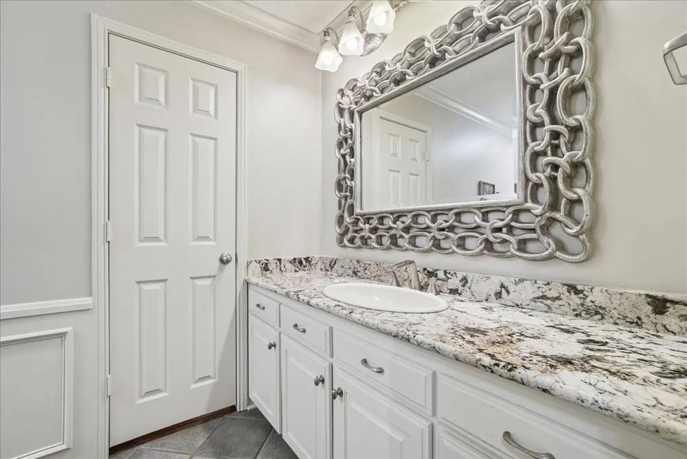 604 S Hampton Road Oak Leaf, TX 75154