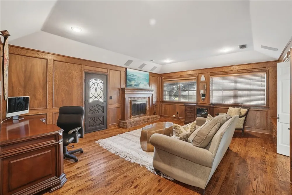 604 S Hampton Road Oak Leaf, TX 75154