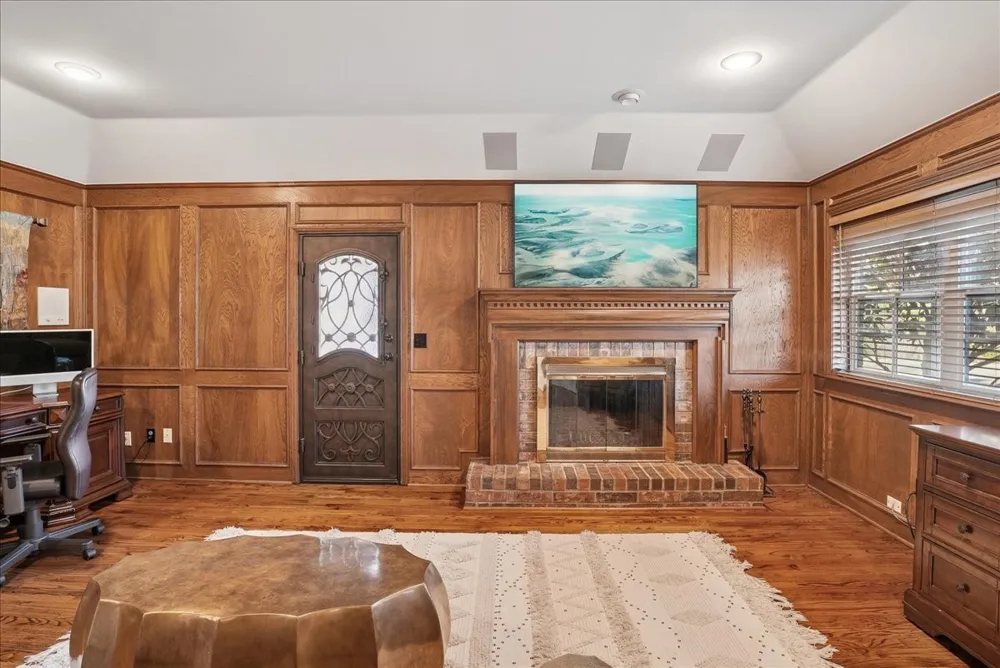 604 S Hampton Road Oak Leaf, TX 75154