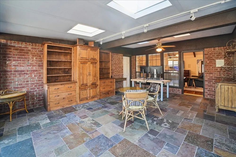 604 S Hampton Road Oak Leaf, TX 75154