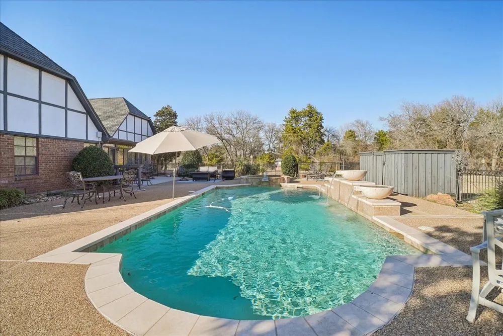 604 S Hampton Road Oak Leaf, TX 75154