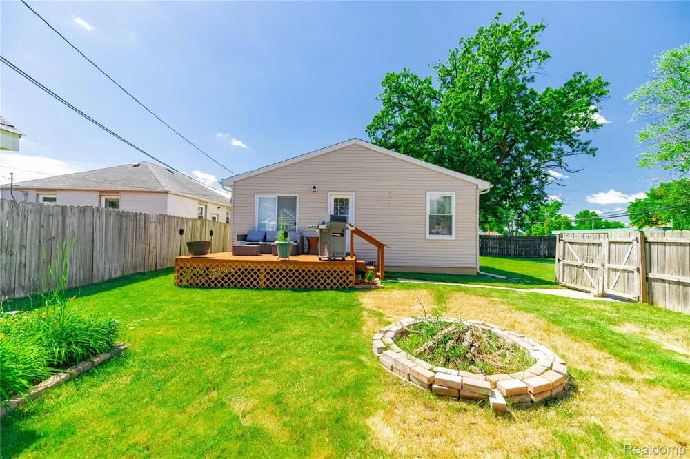 826 Goddard Street Wyandotte City, MI 48192