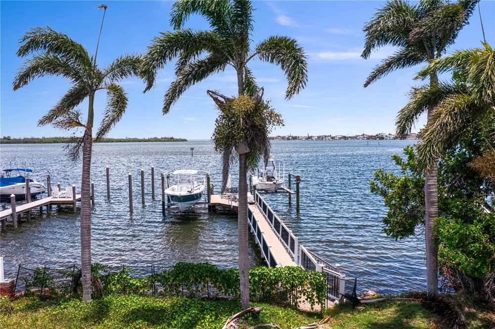 6527 BAYOU GRANDE BLVD NE St Petersburg, FL 33702