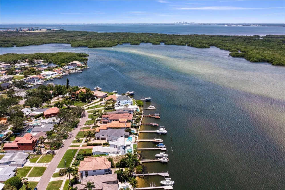 6527 BAYOU GRANDE BLVD NE St Petersburg, FL 33702