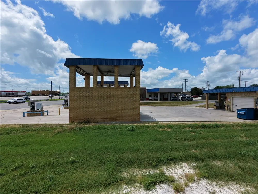 207 S Nueces George West, TX 78022