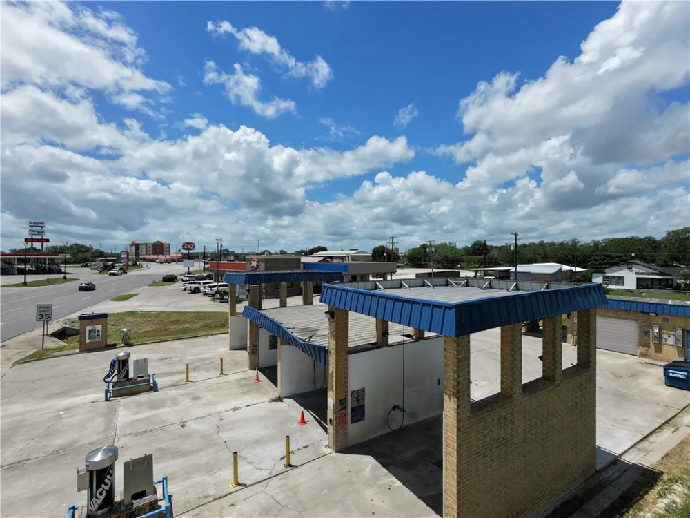 207 S Nueces George West, TX 78022