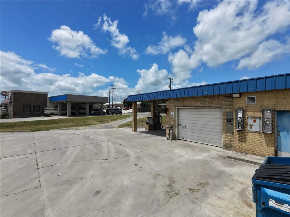 207 S Nueces George West, TX 78022