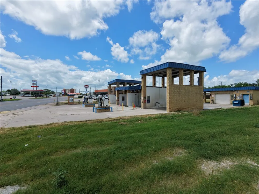207 S Nueces George West, TX 78022