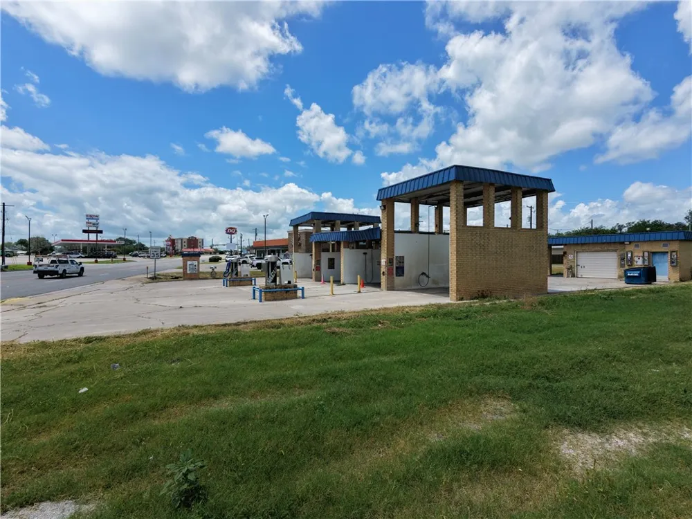 207 S Nueces George West, TX 78022