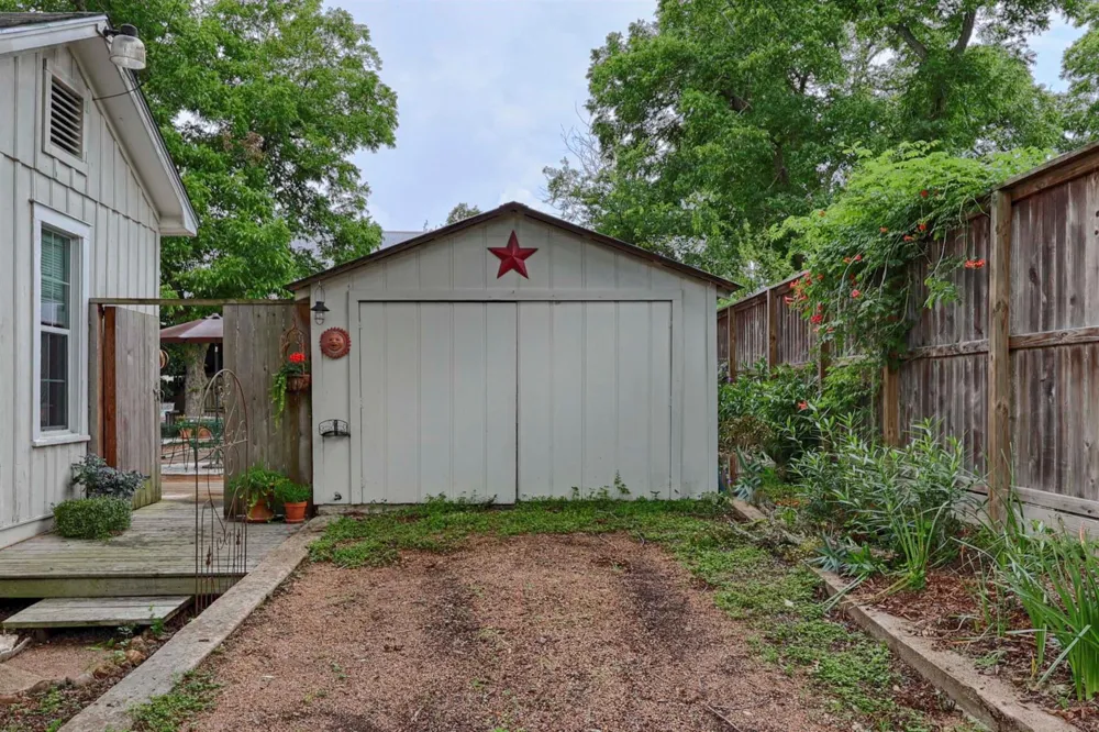 307 W Market Street Fayetteville, TX 78940