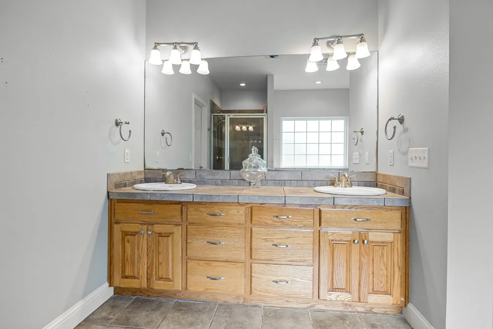910 Holly Hill Mt Pleasant, TX 75455