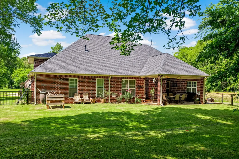 910 Holly Hill Mt Pleasant, TX 75455
